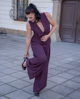 Burgundy vs. vínová – dvě tváře elegance. Oba odstíny patří k podzimu i zimě, ale jejich vyznění je odlišné: 💜 Burgundy –...